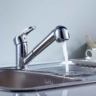 Single Handle One Hole Kitchen faucet Chrome Pull-out Centerset Kitchen Taps Solid Brass Commercial Sprayer Kitchen Sink Faucets with Cold and Hot Water