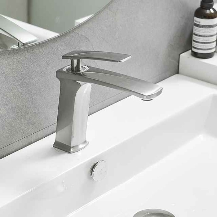 Bathroom Sink Faucet - Classic / Waterfall Brushed / Electroplated / Painted Finishes Centerset Single Handle One HoleBath Taps