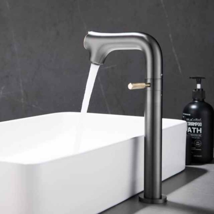 Bathroom Sink Faucet - Rotatable / LED / Classic Chrome / Brushed / Electroplated Centerset Single Handle One HoleBath Taps